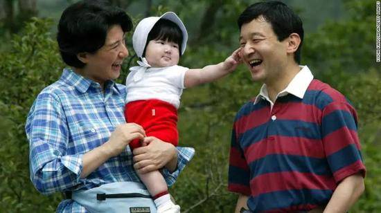 2002年8月16日，日本东枝县，爱子公主（中）在一次家庭郊游中。
