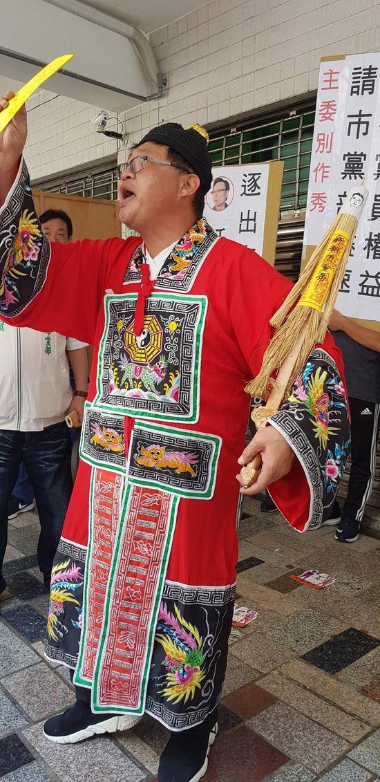 民进党党员穿道袍在台南市党部抗议（图片来源：台媒）
