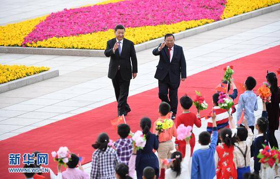 4月30日，中共中央总书记、国家主席习近平在北京同老挝人民革命党中央总书记、国家主席本扬举行会谈。这是会谈前，习近平在人民大会堂东门外广场为本扬举行欢迎仪式。新华社记者饶爱民摄