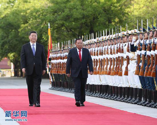 4月30日，中共中央总书记、国家主席习近平在北京同老挝人民革命党中央总书记、国家主席本扬举行会谈。这是会谈前，习近平在人民大会堂东门外广场为本扬举行欢迎仪式。新华社记者刘卫兵摄