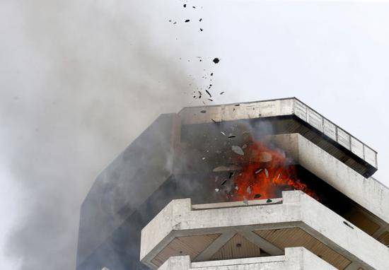 菲律宾首都一公寓楼起火致1死6伤。（图源：美联社）