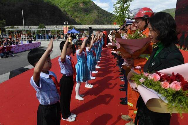 幸免于山火平谷丫髻山重开放，消防官兵将永久免票