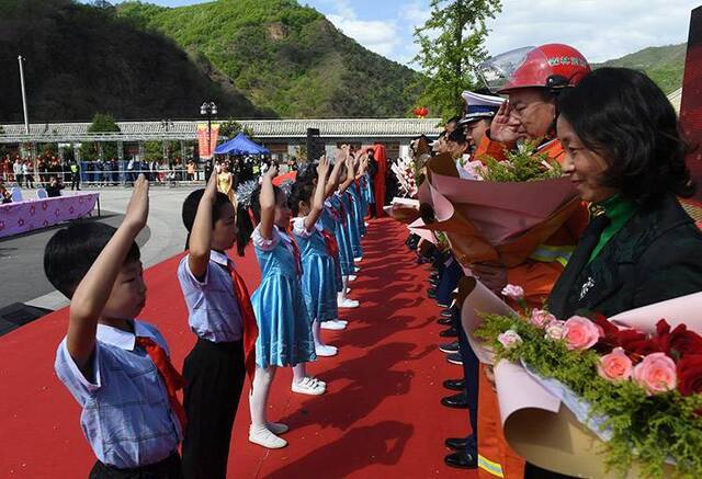 山火封山一月后平谷丫髻山重新开放消防员永久免票