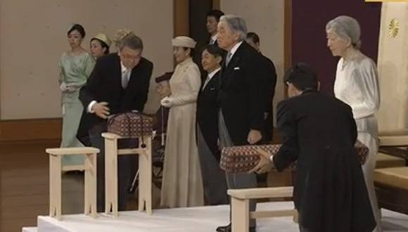 明仁天皇退位仪式上出现的神器图片来源：NHK