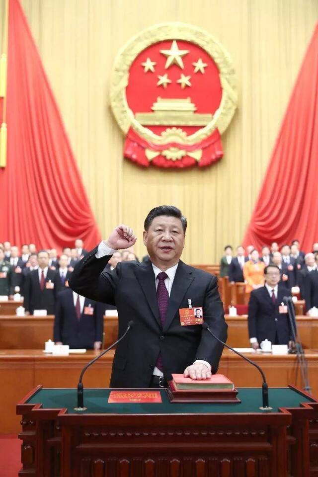 2018年3月17日，新当选的国家主席、中央军委主席习近平进行宪法宣誓（鞠鹏摄）