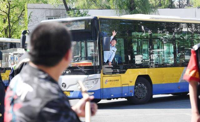 “五一”假期首日 北京公交员工自组乐队开演唱会