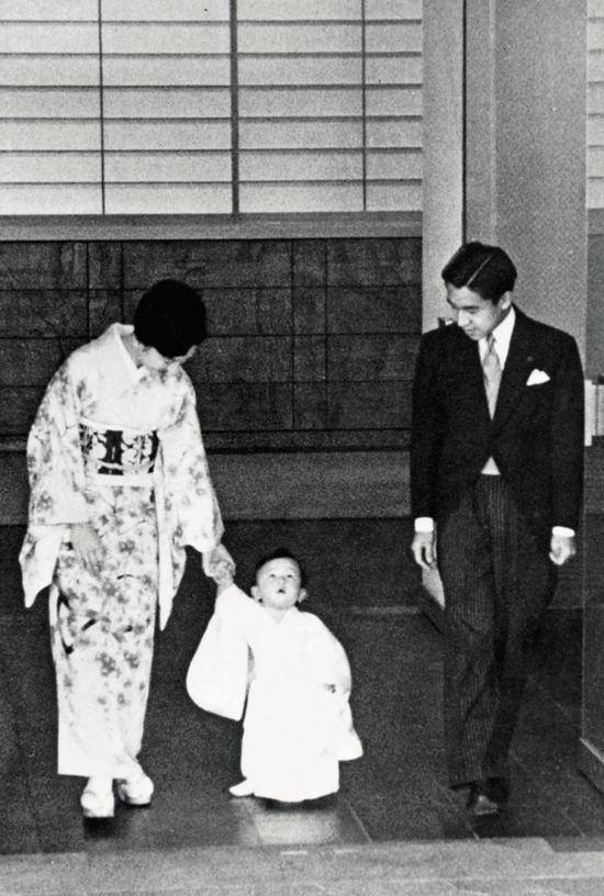 1963年，明仁天皇、皇后美智子与3岁的德仁。图/视觉中国