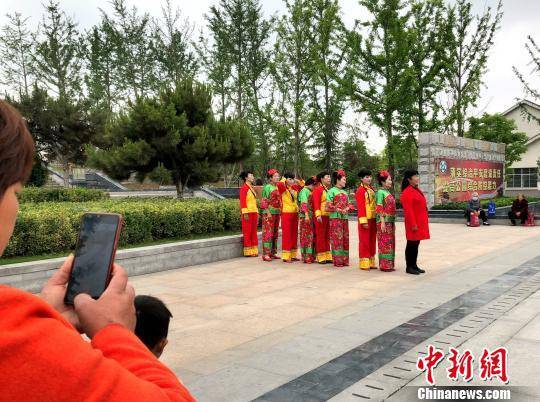 图为当地群众在公园里跳舞。夏莹摄