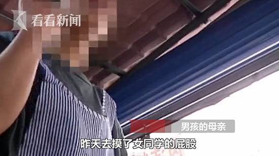 男孩赤裸街头蹲马步 母亲：在学校干这事必须罚