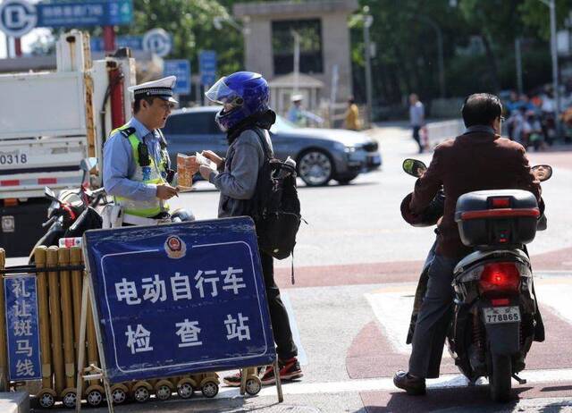 今起北京交警严查电动车无牌上路 有牌不悬挂将罚款二十