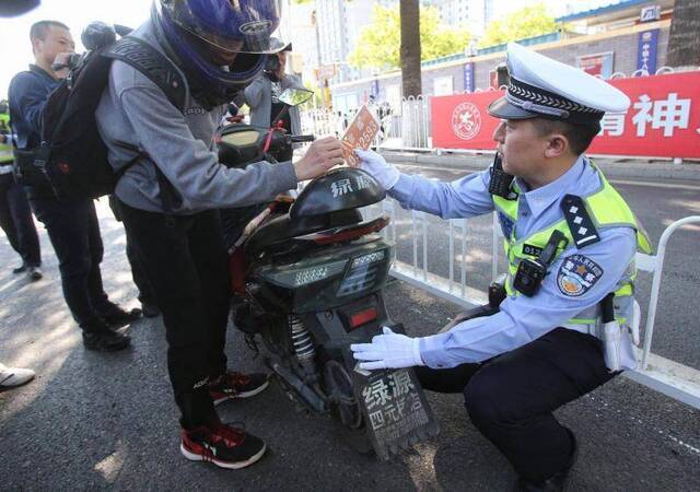 今起北京交警严查电动车无牌上路 有牌不悬挂将罚款二十