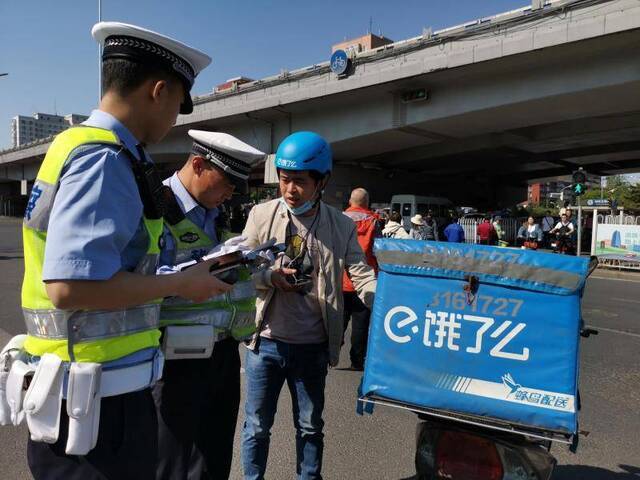 今起北京交警严查电动车无牌上路 有牌不悬挂将罚款二十