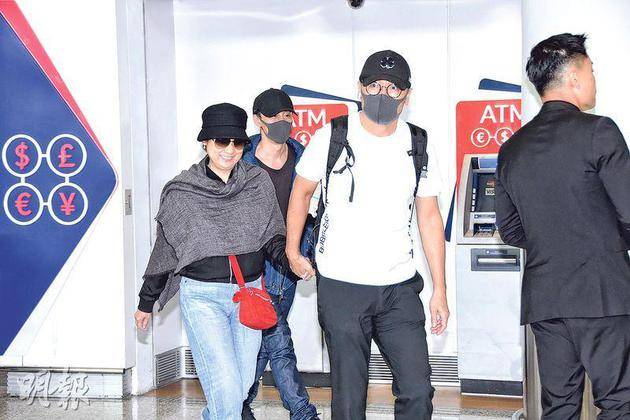 林峰昨天（5月1日）与苗侨伟夫妇从机场走出来。