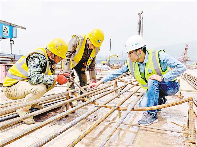 和汛期赛跑，230名建设者奋战在工地上