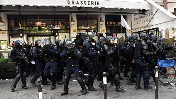 示威现场法国警察来源：俄新社