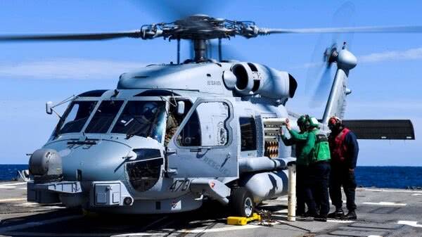 美国海军“海鹰”MH-60R反潜直升机正装载声呐浮标图源：同上