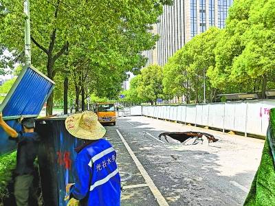 光谷软件园中路出现路面坑洞