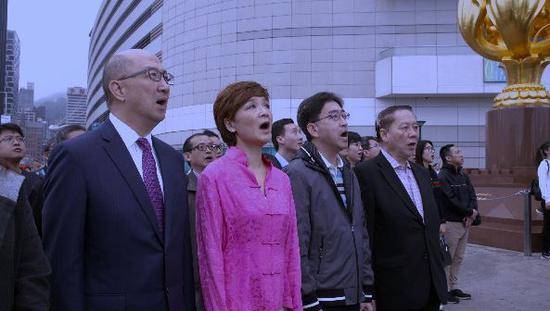 这里是香港 成龙霍启刚等用一场快闪表白祖国