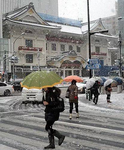 ▲在东京警视厅遗失物中心，下雨天一天内能收到约3000把遗失的雨伞。（新华社）