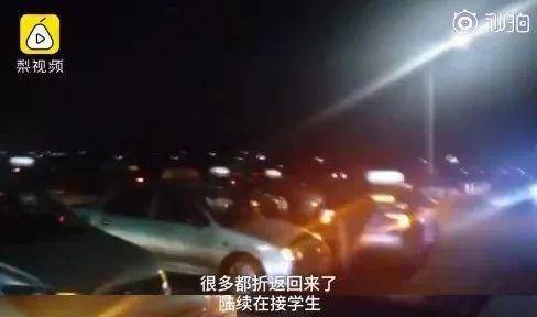 300辆出租车“逆行”冲向火场：一律免费送达