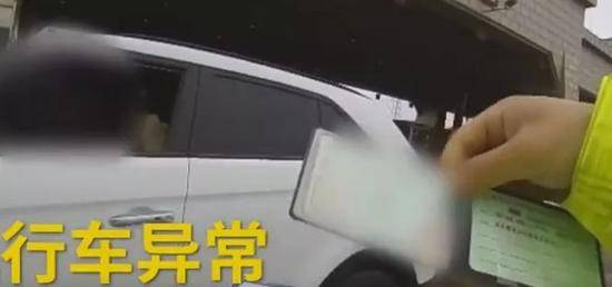 神操作 女子左脚高跟右脚平底鞋开车交警都看傻眼