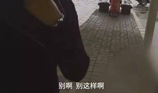 神操作 女子左脚高跟右脚平底鞋开车交警都看傻眼