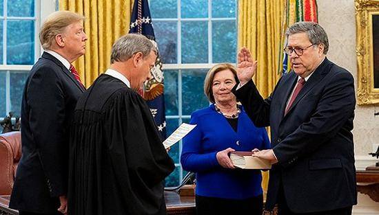 2019年2月14日，巴尔（右一）正式宣誓就任美国司法部长。图片来源：白宫网站