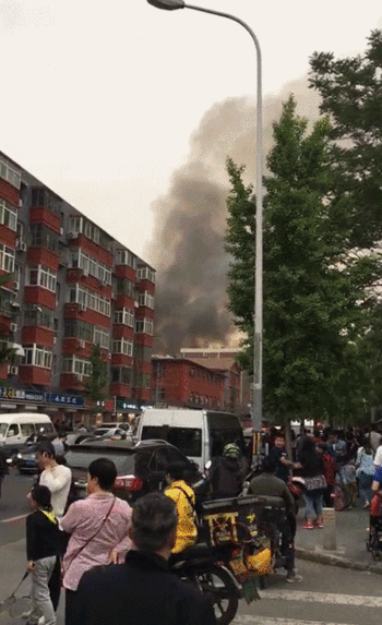 北京朝阳区一居民楼起火 消防队员已到现场扑救