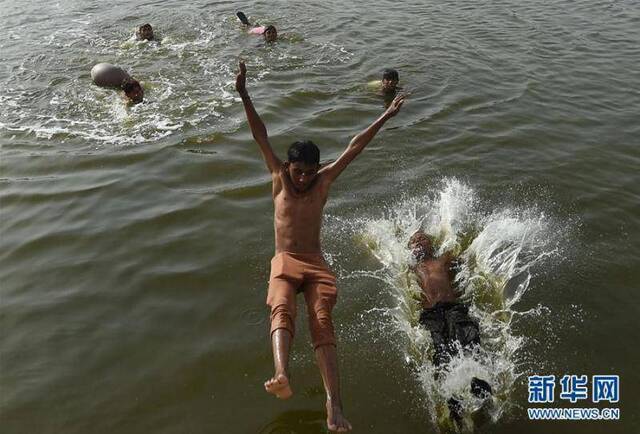 热浪袭击巴基斯坦 少年河中戏水降温