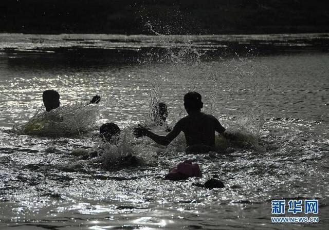 热浪袭击巴基斯坦 少年河中戏水降温