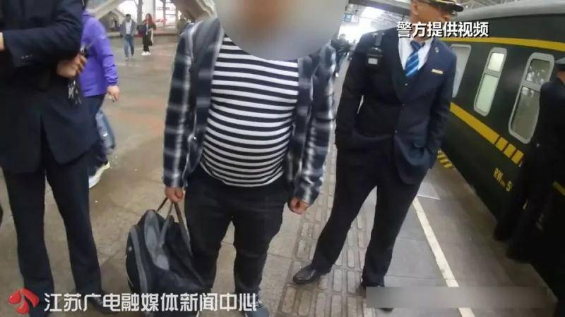 火车上遭尾随摸腿 女孩机智一招将男子送进派出所