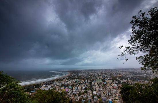 印度沿海城市乌云密布（图源：路透社）