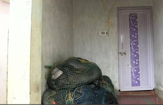 渔民从自己的房子撤离（图源：ANI）