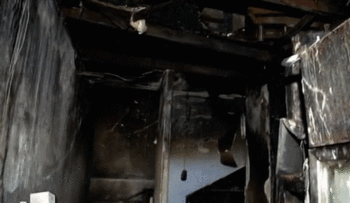 ↑烧烤店火灾后的现场，二楼地板被烧穿，