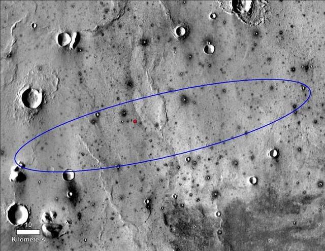 影像中的红点就是NASA洞察号登陆器在埃律西昂平原（Elysium Planitia）里的最后着陆位置。这片广阔平坦的熔岩平原就位在火星赤道的北边。根据先前