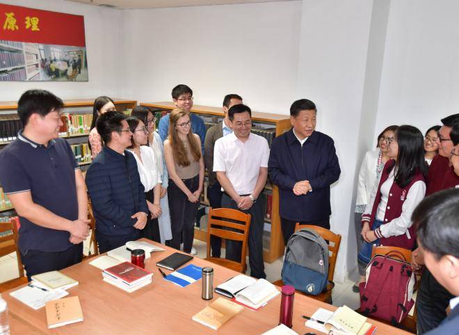 2018年5月2日，习近平来到北京大学考察。这是习近平在北京大学马克思主义学院，与正在就“解读新时代”进行座谈交流的中外学生亲切交谈。