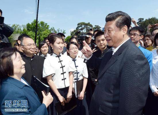 这是2014年5月4日，习近平在校园观看北京大学师生纪念五四运动95周年青春诗会时同朗诵者亲切交谈。新华社记者马占成摄