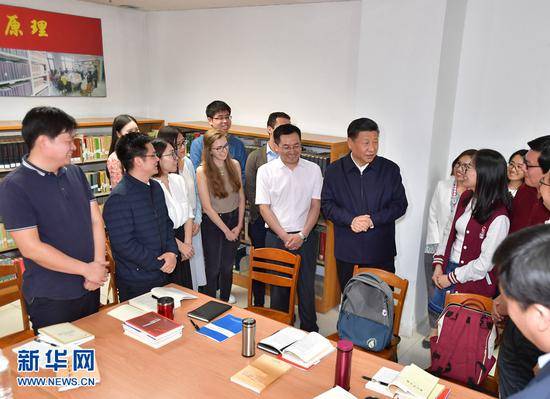 这是2018年5月2日，习近平在北京大学马克思主义学院，与正在就“解读新时代”进行座谈交流的中外学生亲切交谈。新华社记者李涛摄