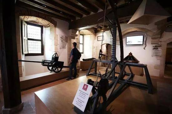 5月1日，在克洛·吕斯城堡，游客参观展示着达·芬奇的创造发明的模型厅。新华社记者高静摄