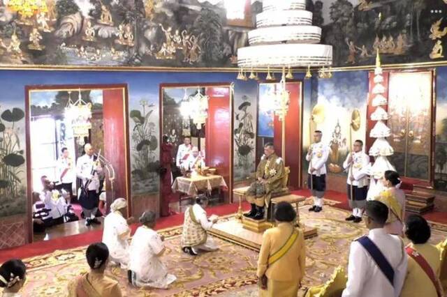 泰国国王加冕仪式持续3天 耗资2亿的盛典什么样？