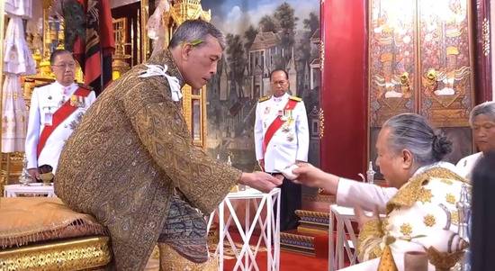 泰国国王戴7.3公斤王冠加冕 重量远超英女王王冠