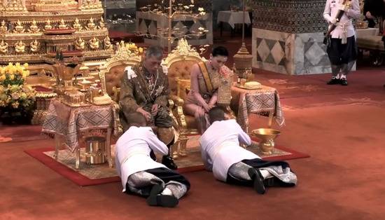 泰国国王戴7.3公斤王冠加冕 重量远超英女王王冠