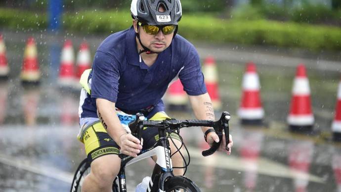 这位47岁大叔是如何完成世界铁人三项赛（Ironman）的？