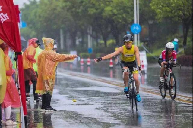 这位47岁大叔是如何完成世界铁人三项赛（Ironman）的？