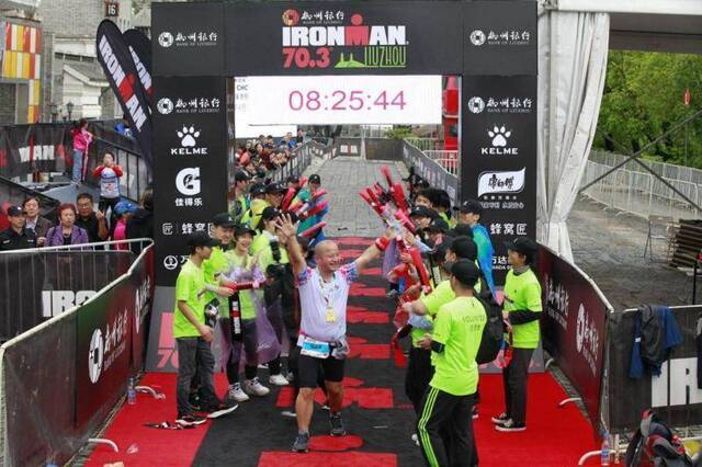 这位47岁大叔是如何完成世界铁人三项赛（Ironman）的？