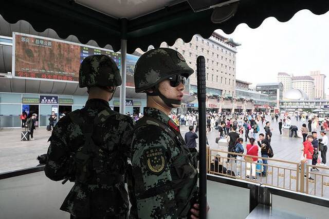 五一假期武警加派警力保障北京西站秩序