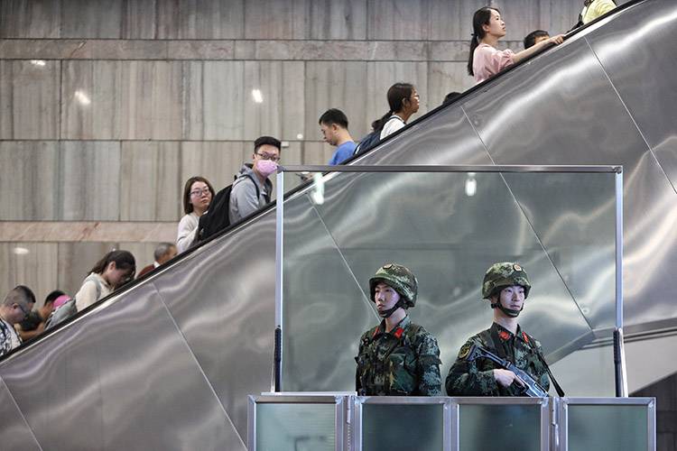 五一假期武警加派警力保障北京西站秩序