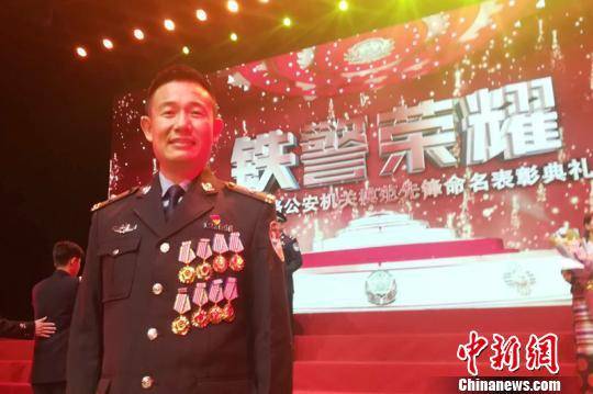 青年刑警6年抓300多名逃犯 人送“逃犯克星”