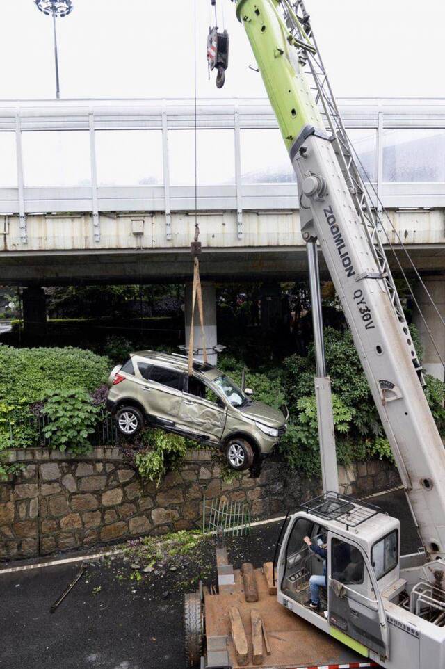 长沙一越野车失控冲下3米多高立交桥 车内3人受伤