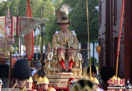 泰国国王哇集拉隆功巡游曼谷老城区 接受上万民众祝贺